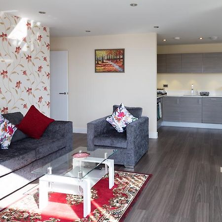 Contemporary & Homely Penthouse, 2 Mins Walk From Cambridge Station, Lift Access, Secured Gated On-Site Parking, Self Check-In, Super Fast Wifi, Terrace & Sleeps 6 ภายนอก รูปภาพ