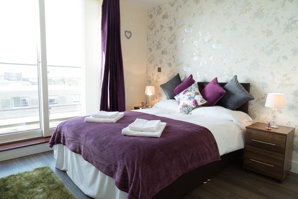 Contemporary & Homely Penthouse, 2 Mins Walk From Cambridge Station, Lift Access, Secured Gated On-Site Parking, Self Check-In, Super Fast Wifi, Terrace & Sleeps 6 ภายนอก รูปภาพ