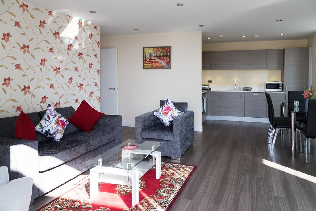 Contemporary & Homely Penthouse, 2 Mins Walk From Cambridge Station, Lift Access, Secured Gated On-Site Parking, Self Check-In, Super Fast Wifi, Terrace & Sleeps 6 ภายนอก รูปภาพ