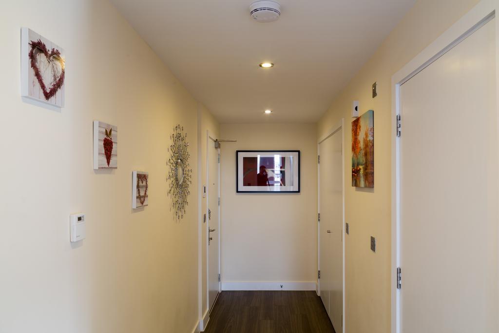 Contemporary & Homely Penthouse, 2 Mins Walk From Cambridge Station, Lift Access, Secured Gated On-Site Parking, Self Check-In, Super Fast Wifi, Terrace & Sleeps 6 ภายนอก รูปภาพ