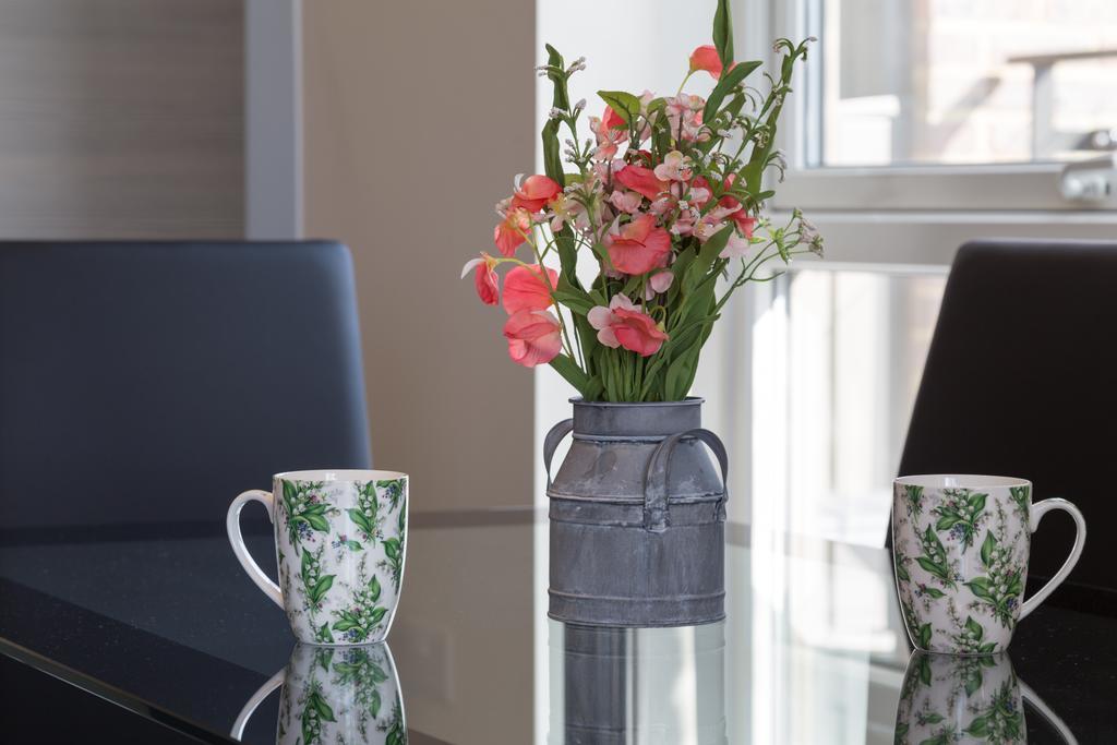 Contemporary & Homely Penthouse, 2 Mins Walk From Cambridge Station, Lift Access, Secured Gated On-Site Parking, Self Check-In, Super Fast Wifi, Terrace & Sleeps 6 ภายนอก รูปภาพ