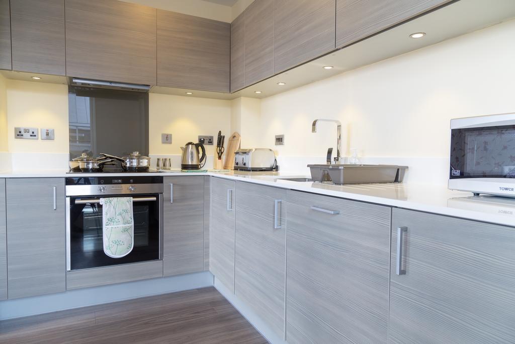 Contemporary & Homely Penthouse, 2 Mins Walk From Cambridge Station, Lift Access, Secured Gated On-Site Parking, Self Check-In, Super Fast Wifi, Terrace & Sleeps 6 ภายนอก รูปภาพ