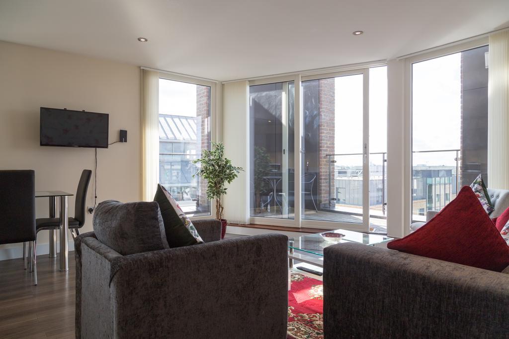 Contemporary & Homely Penthouse, 2 Mins Walk From Cambridge Station, Lift Access, Secured Gated On-Site Parking, Self Check-In, Super Fast Wifi, Terrace & Sleeps 6 ภายนอก รูปภาพ