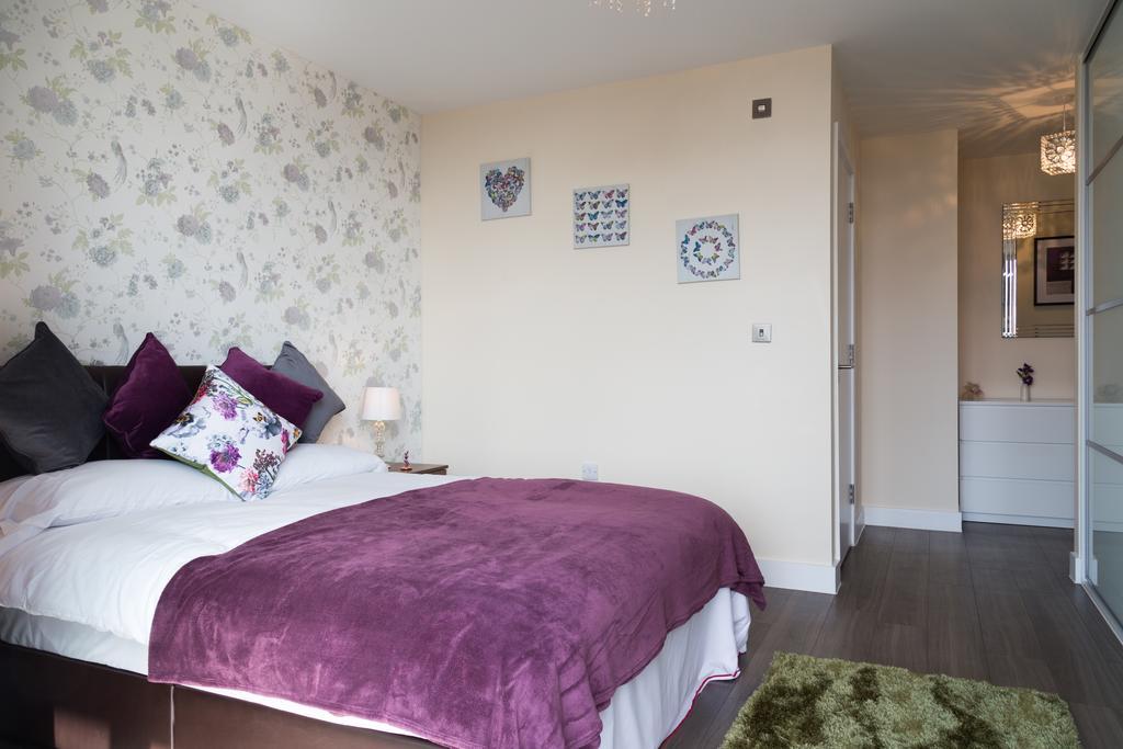 Contemporary & Homely Penthouse, 2 Mins Walk From Cambridge Station, Lift Access, Secured Gated On-Site Parking, Self Check-In, Super Fast Wifi, Terrace & Sleeps 6 ภายนอก รูปภาพ