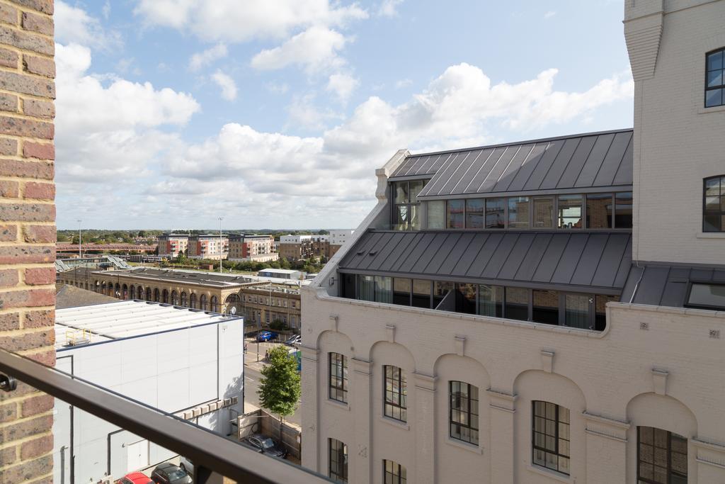 Contemporary & Homely Penthouse, 2 Mins Walk From Cambridge Station, Lift Access, Secured Gated On-Site Parking, Self Check-In, Super Fast Wifi, Terrace & Sleeps 6 ภายนอก รูปภาพ