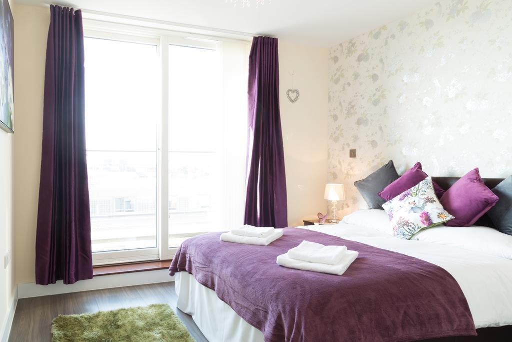 Contemporary & Homely Penthouse, 2 Mins Walk From Cambridge Station, Lift Access, Secured Gated On-Site Parking, Self Check-In, Super Fast Wifi, Terrace & Sleeps 6 ภายนอก รูปภาพ