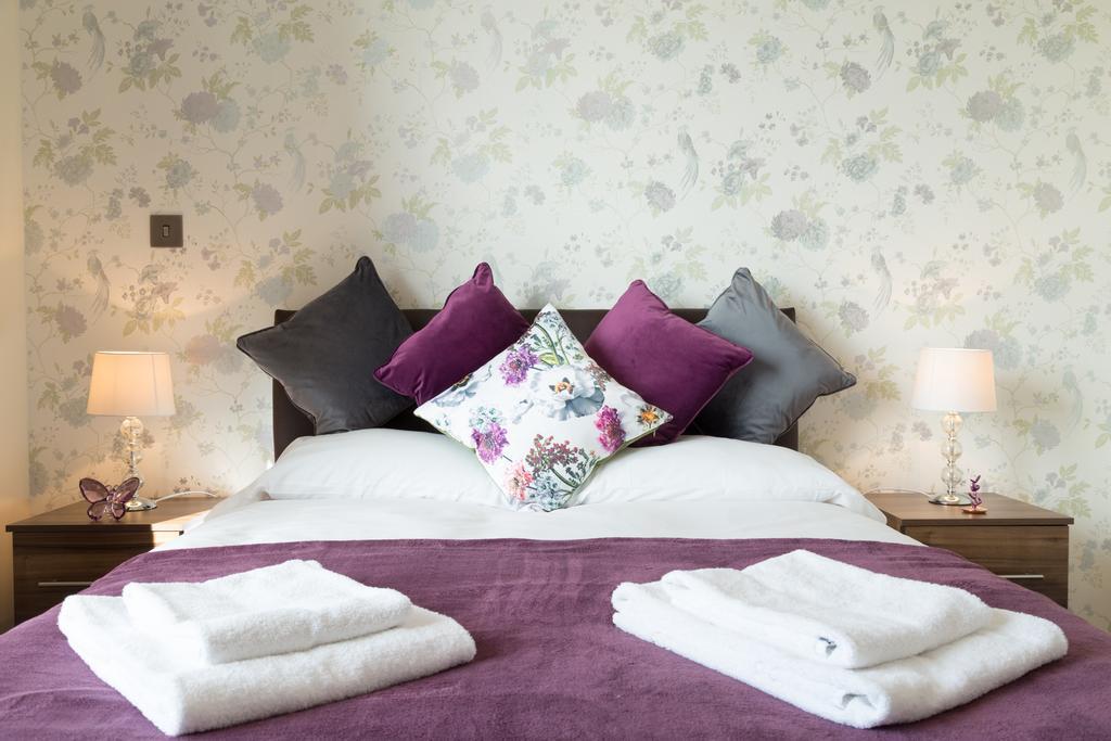Contemporary & Homely Penthouse, 2 Mins Walk From Cambridge Station, Lift Access, Secured Gated On-Site Parking, Self Check-In, Super Fast Wifi, Terrace & Sleeps 6 ภายนอก รูปภาพ