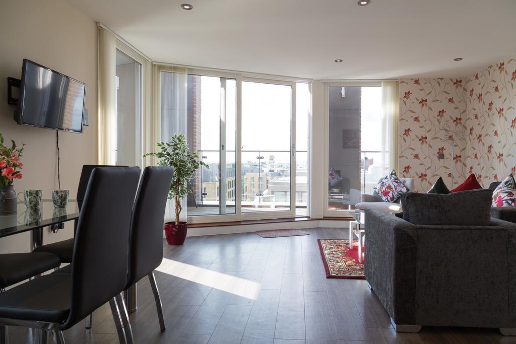 Contemporary & Homely Penthouse, 2 Mins Walk From Cambridge Station, Lift Access, Secured Gated On-Site Parking, Self Check-In, Super Fast Wifi, Terrace & Sleeps 6 ภายนอก รูปภาพ