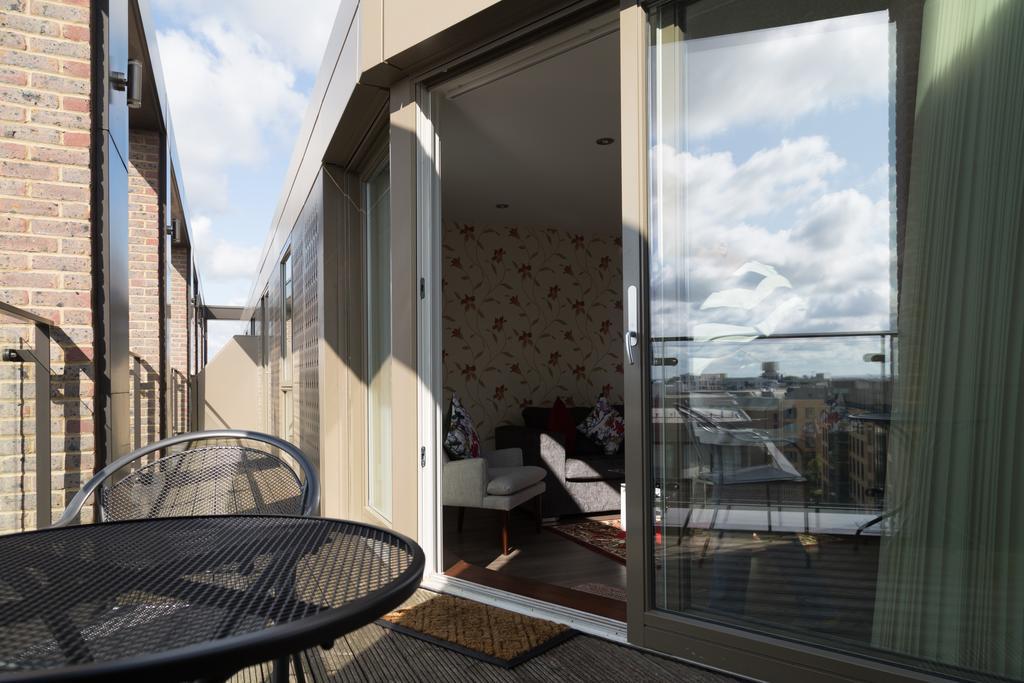 Contemporary & Homely Penthouse, 2 Mins Walk From Cambridge Station, Lift Access, Secured Gated On-Site Parking, Self Check-In, Super Fast Wifi, Terrace & Sleeps 6 ภายนอก รูปภาพ