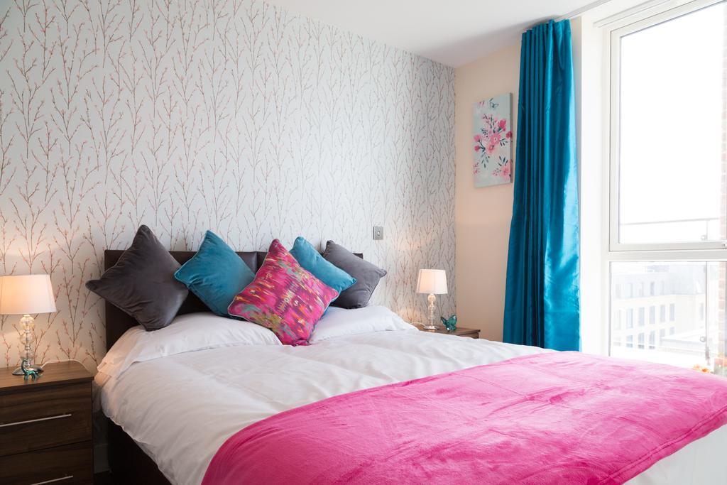 Contemporary & Homely Penthouse, 2 Mins Walk From Cambridge Station, Lift Access, Secured Gated On-Site Parking, Self Check-In, Super Fast Wifi, Terrace & Sleeps 6 ภายนอก รูปภาพ