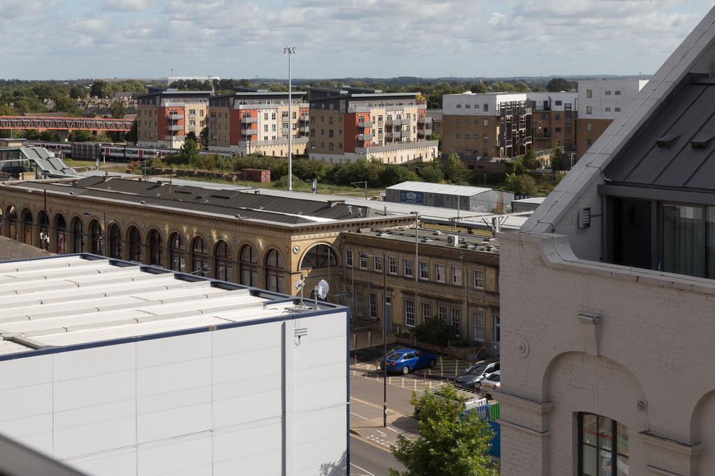 Contemporary & Homely Penthouse, 2 Mins Walk From Cambridge Station, Lift Access, Secured Gated On-Site Parking, Self Check-In, Super Fast Wifi, Terrace & Sleeps 6 ภายนอก รูปภาพ